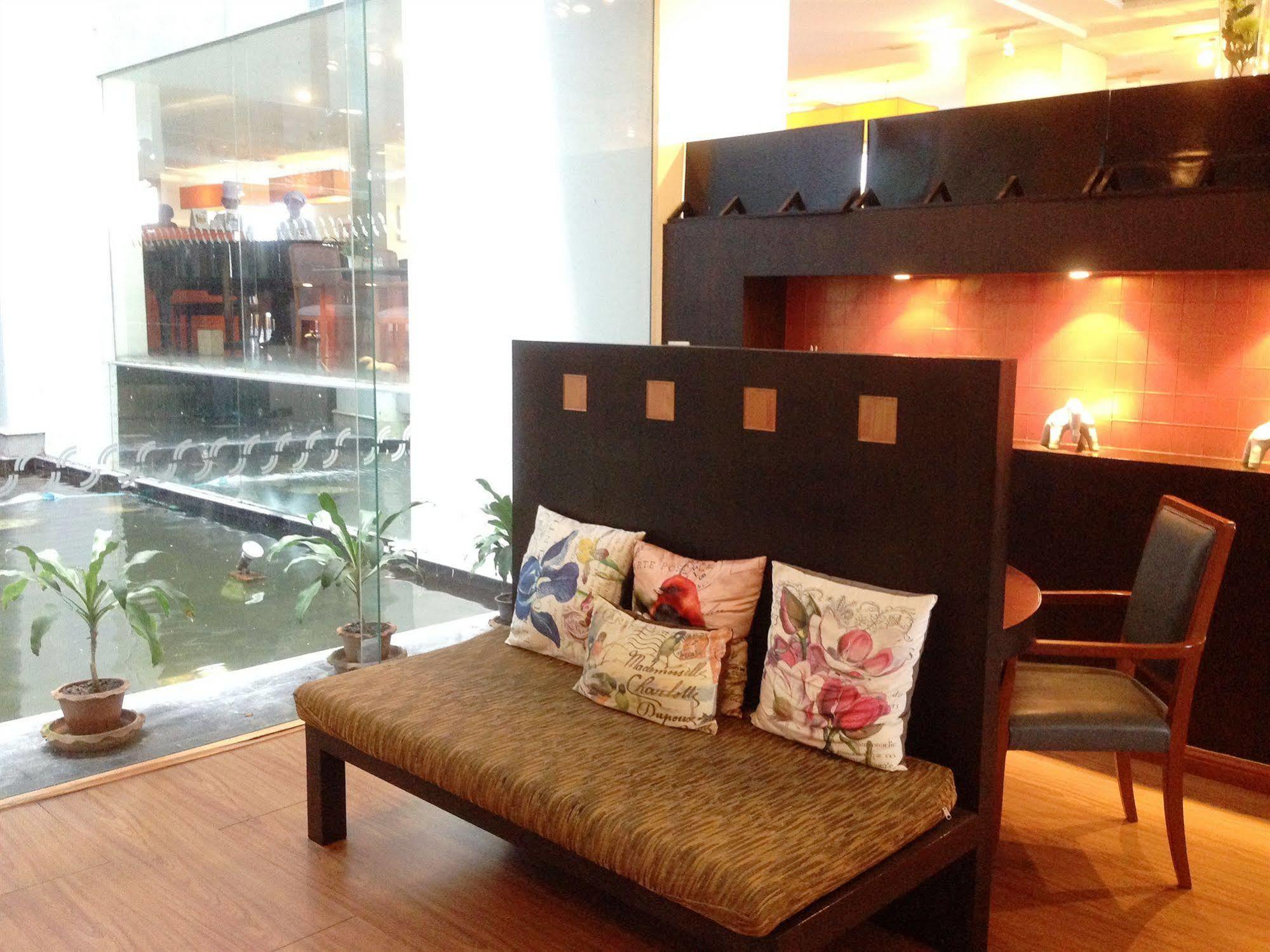 The City Hotel Sriracha By Bbh Japan Сирача Экстерьер фото